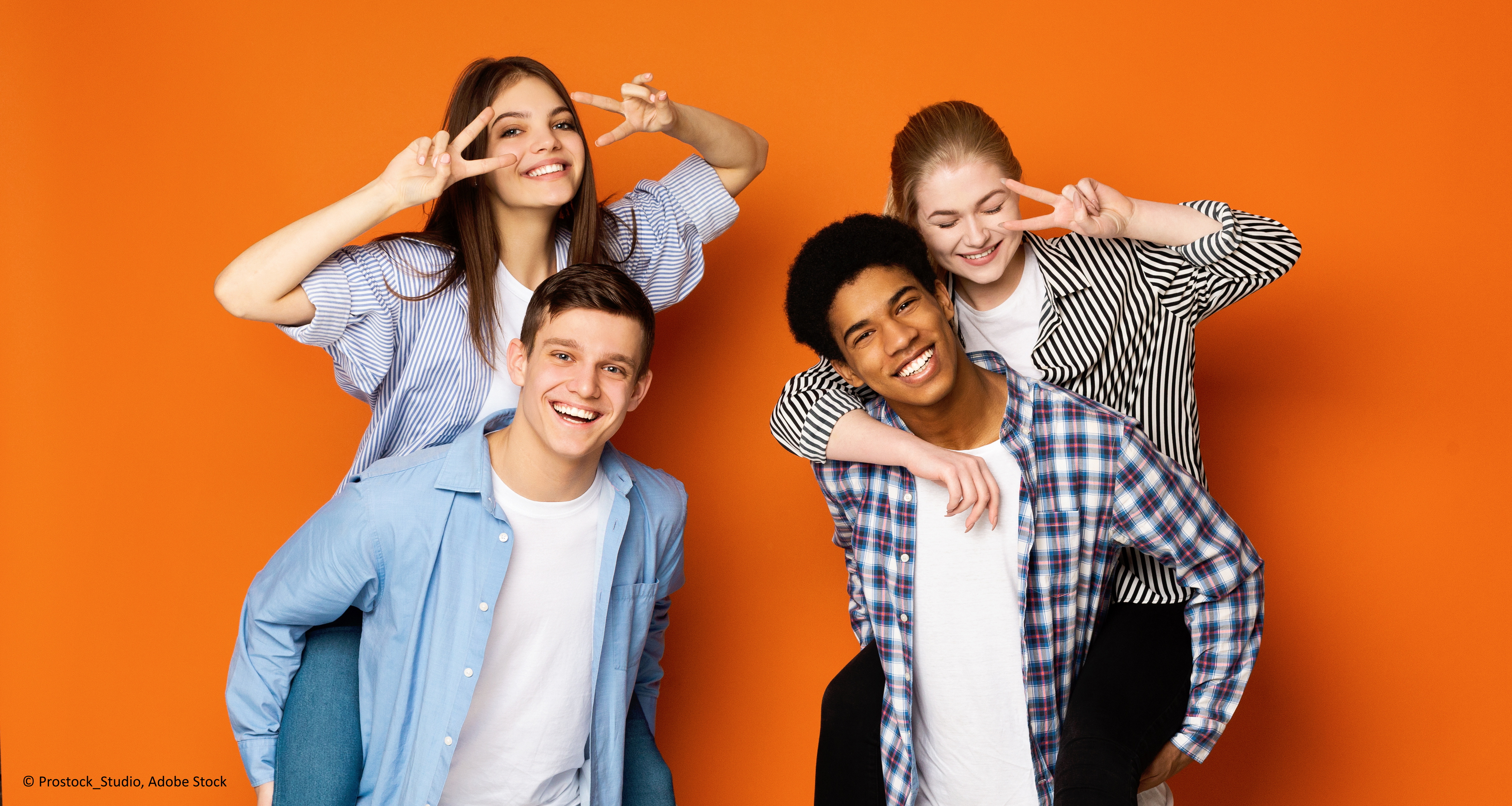 Grafik mit mehreren jungen Menschen vor orangem Hintergrund